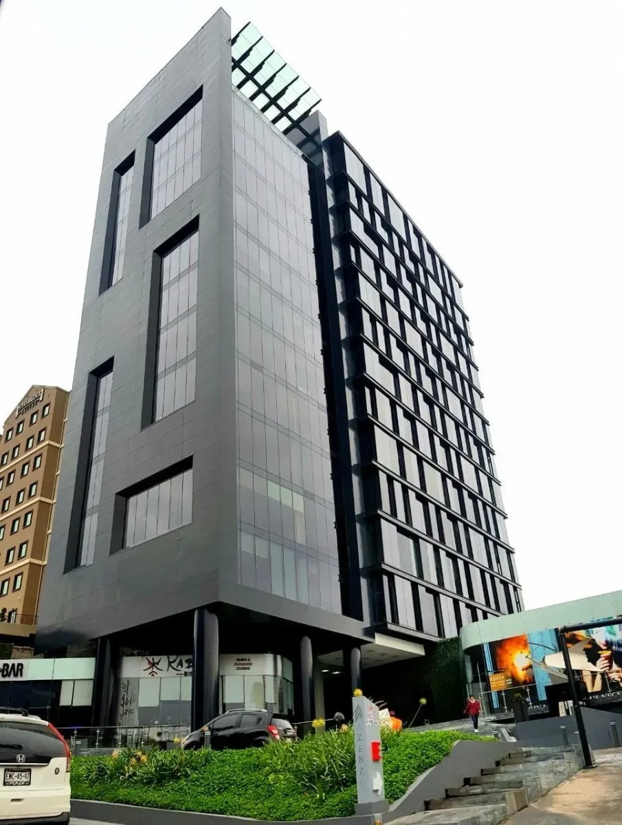Vista del edificio y de los accesos a nivel de calle