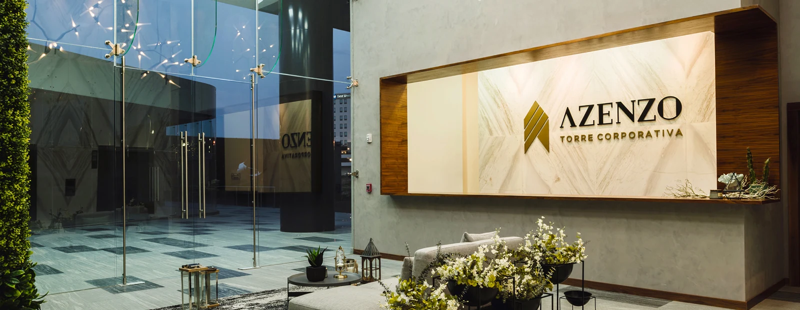 Vestíbulo del edificio con el distintivo Azenzo Torre Corporativa